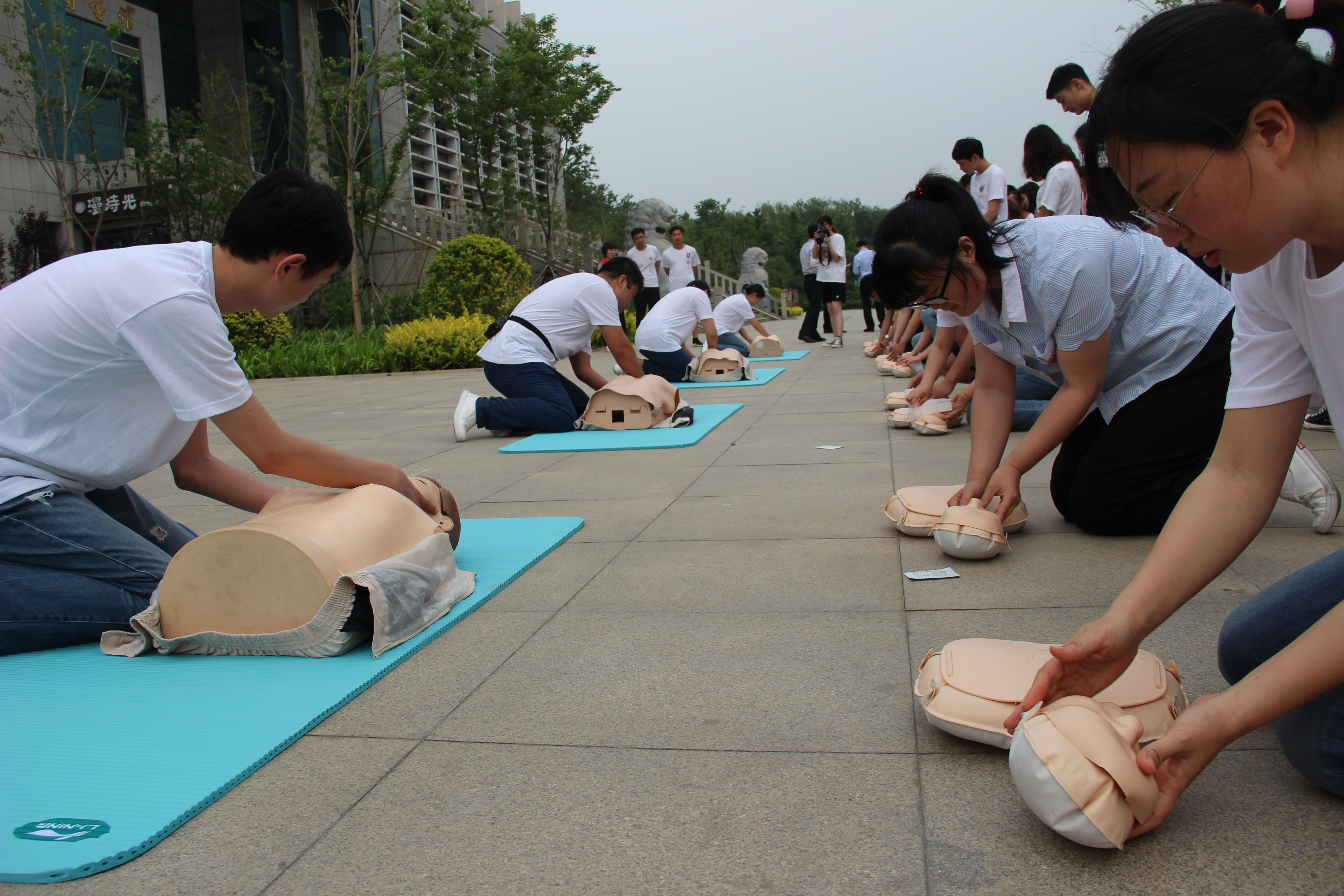 省医学会急诊医学分会成功举办第93期 山东科学大讲堂暨心肺复苏知识进校园 项目启动仪式