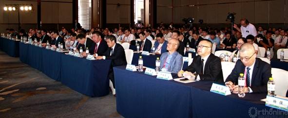 十省市贤才聚泉城，研“镜”析“微”共话脊柱