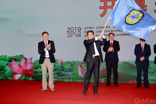 十省市贤才聚泉城，研“镜”析“微”共话脊柱