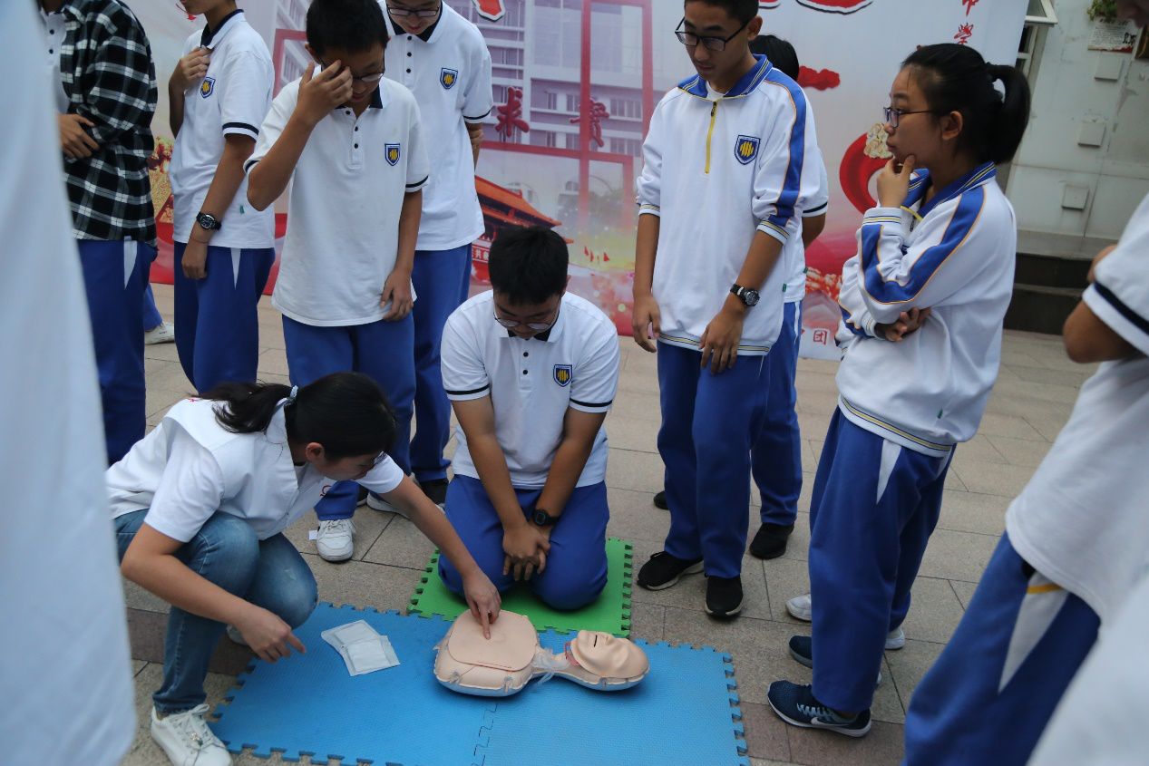 山东省医学会成功举办2019年全国科普日山东主场分活动—礼赞共和国，“救”在身边心肺复苏知识进校园科普公益活动
