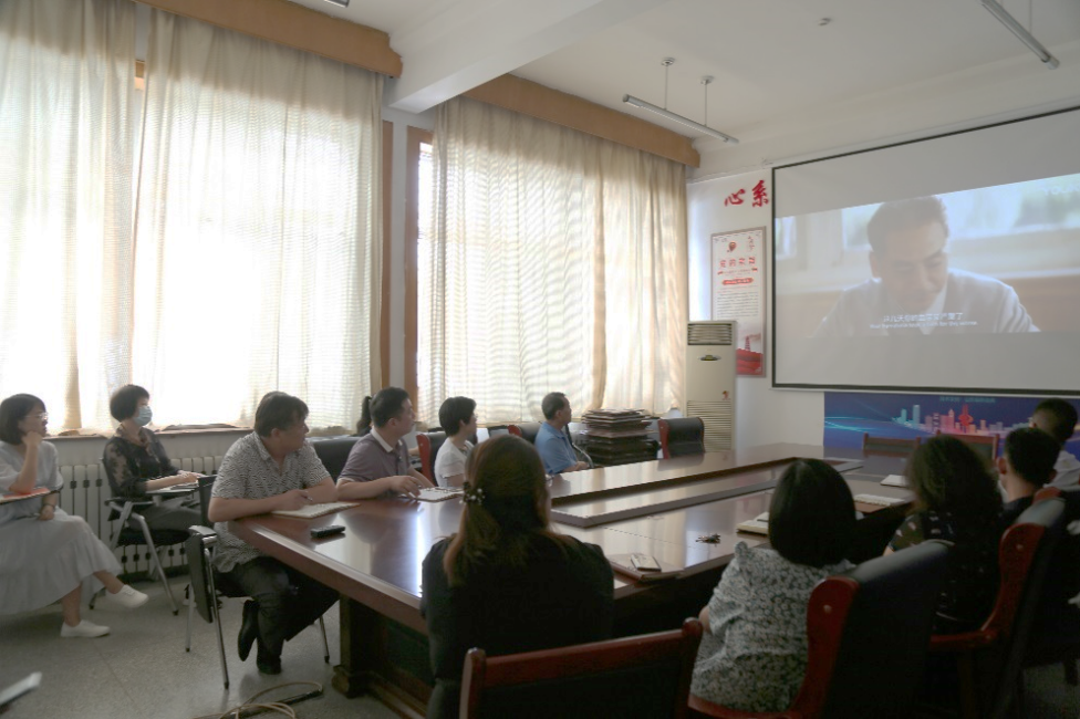 迎七一省医学会组织观看红色电影《周恩来回延安》