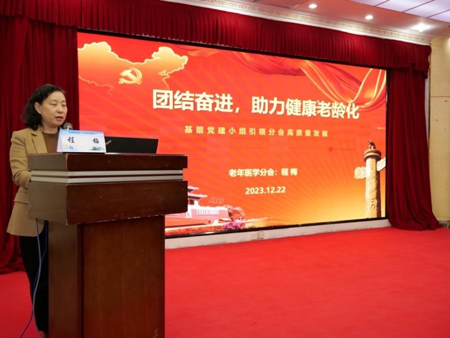 图片包含 室内, 女人, 房间, 站描述已自动生成